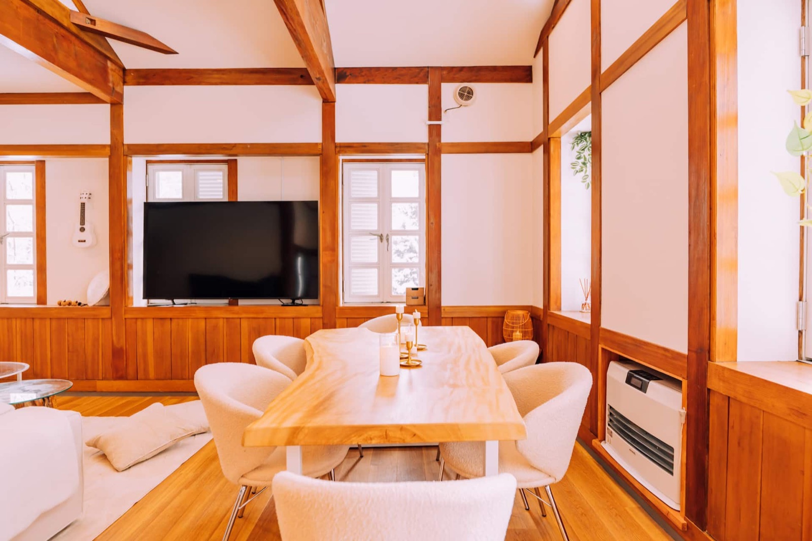 Hakuba Lodge — Dining table for the whole group