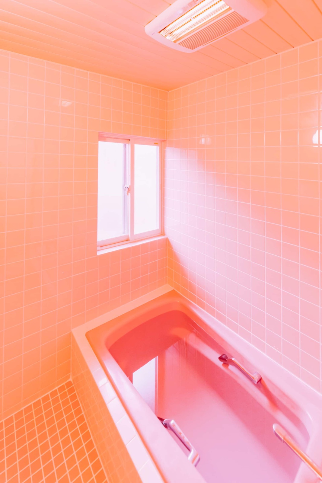 Hakuba Lodge — Bathroom with bathtub