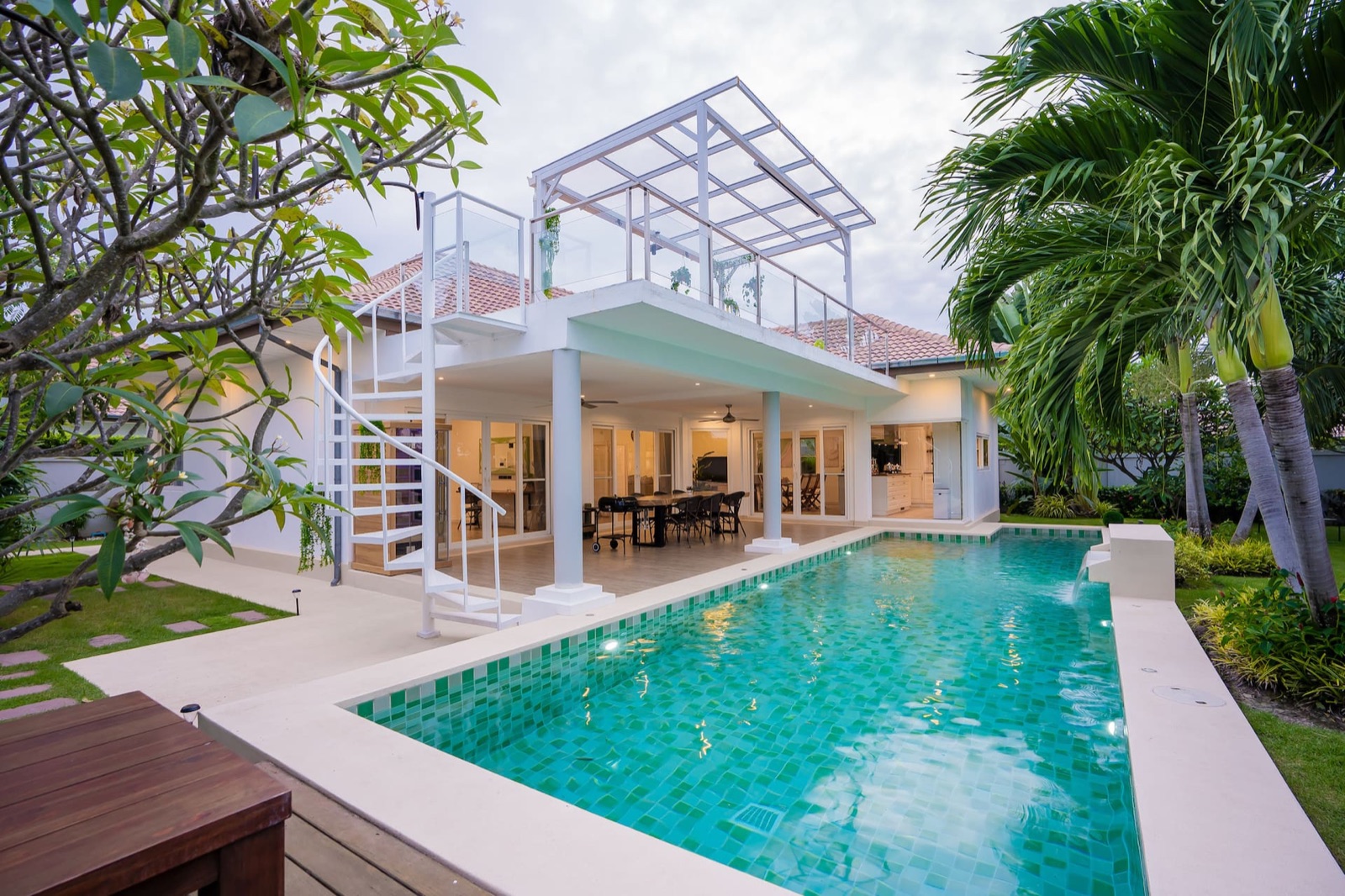 Kira 煌 — The private pool