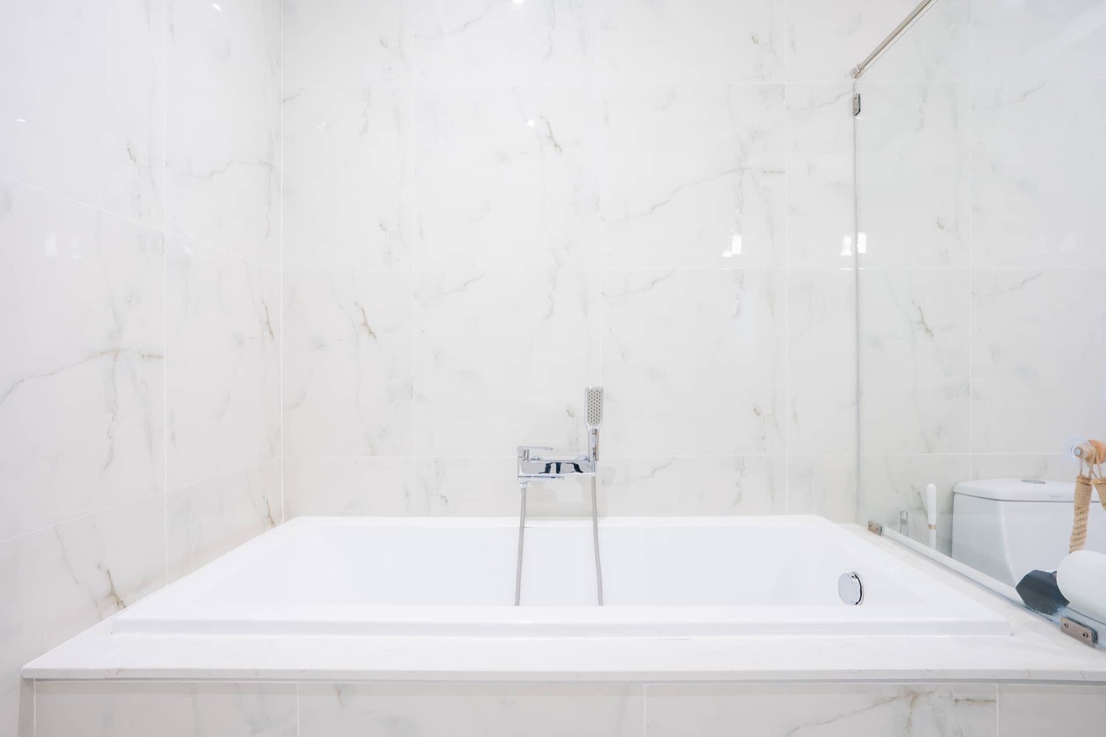 Kira 煌 — Bathroom with a spacious bathtub