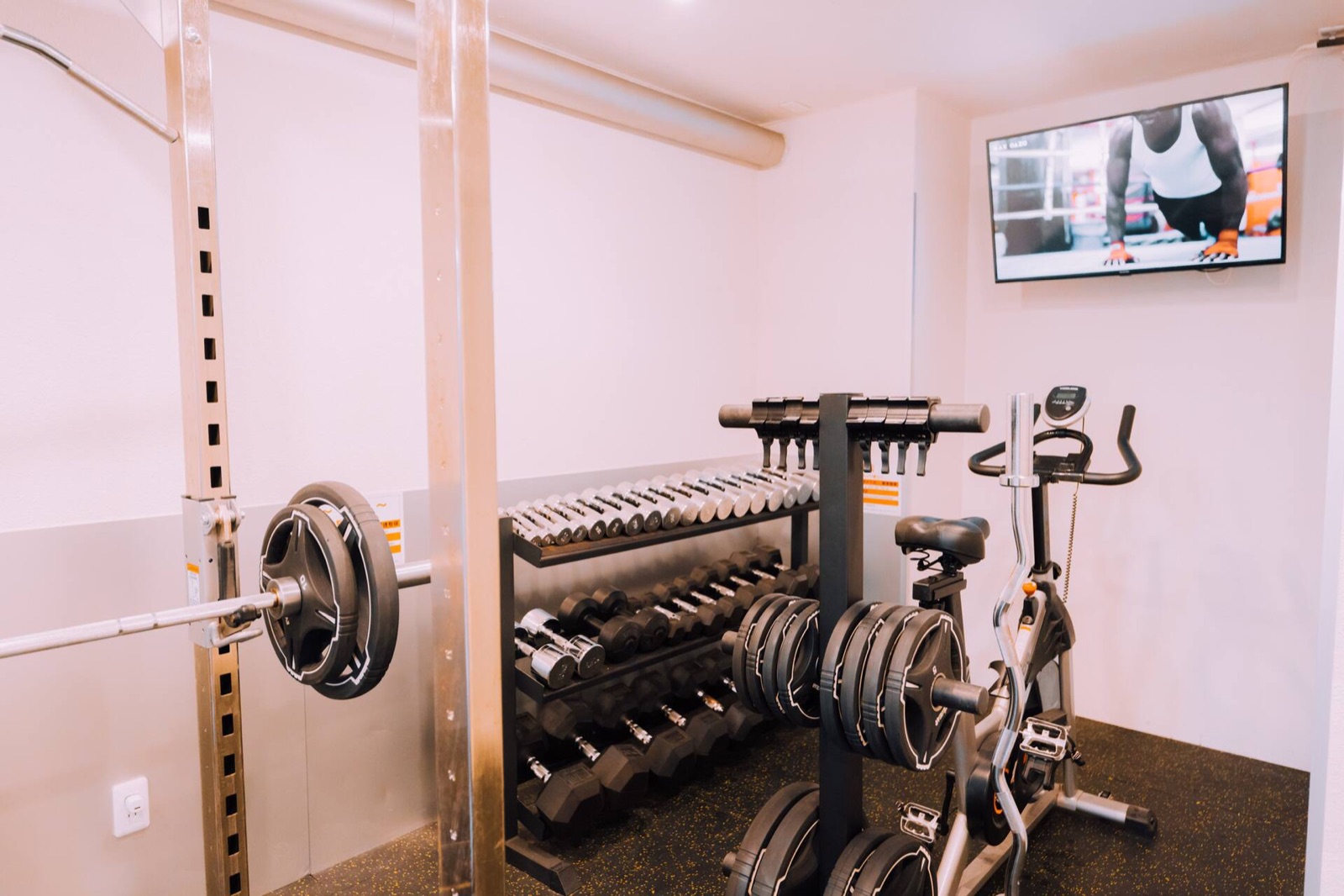 Minimalist Loft — 24/7 gym in the building — guests only