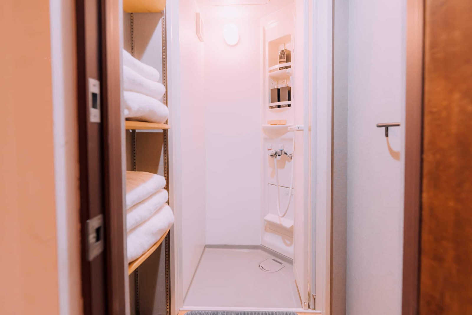 Shinobi House — Second bathroom — shower