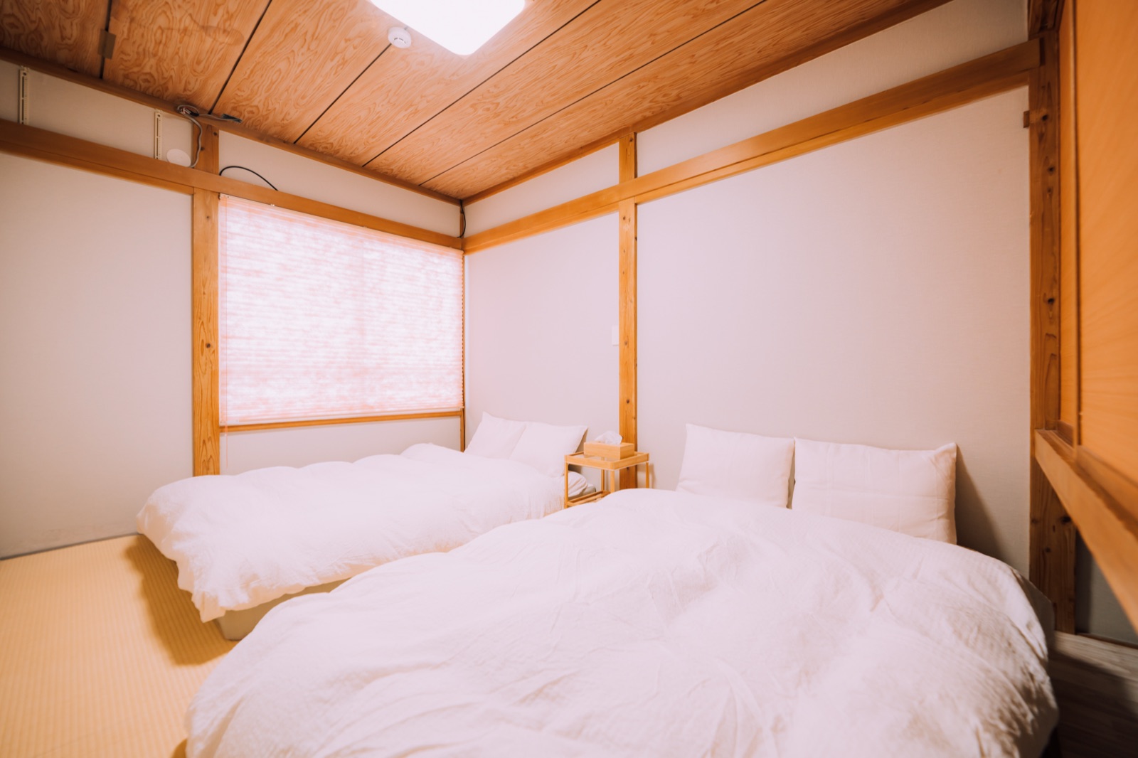 Yuzawa Onsen Lodge — Bedroom with low beds